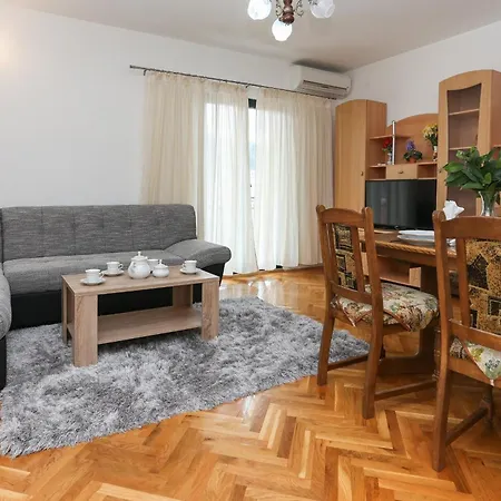 Sunny Elegant In Apartment *